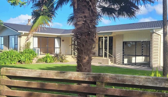 Sunny Awhitu Cottage/A Dozen Beach's to choose from 10 minutes away.