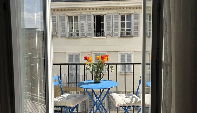 Sunny one-bedroom corner apartment with a balcony. Next to Place Masséna.
