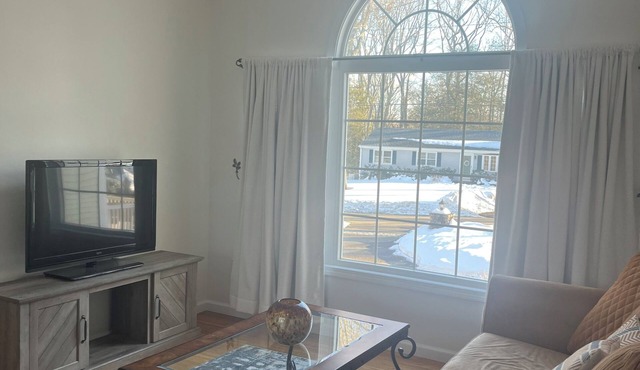 Sunny private suite in Shelton, CT. Perfect for a relaxing weekend getaway.