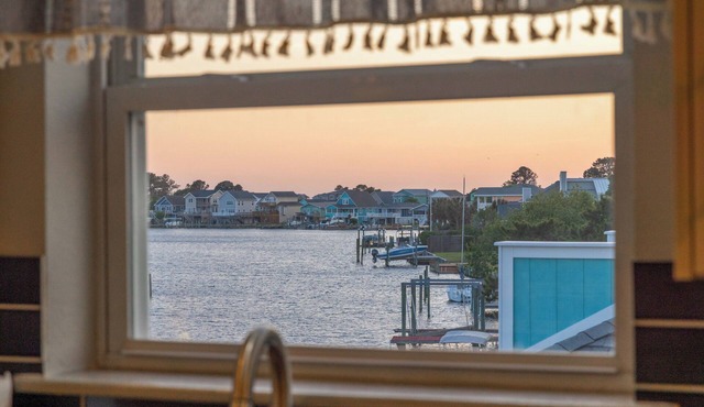 Sunset on Soundview! Waterfront! Pool Access! Bring Your Boat!