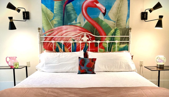 The Chic Flamingo with NEW hidden room/Speakeasy