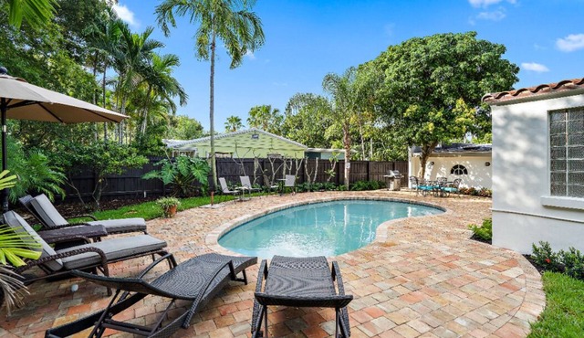 The Couple’s Paradise, Close to Downtown, Salt-Water Pool