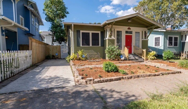 The Nelson House | Steps to Streetcar | Parking