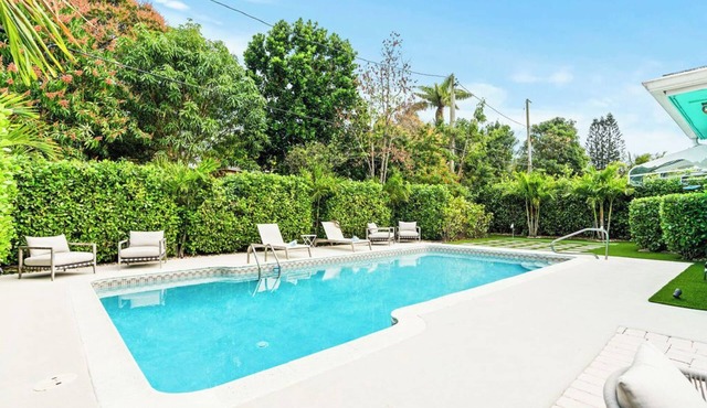The Palmside Escape: Heated Pool, Putt, Relax