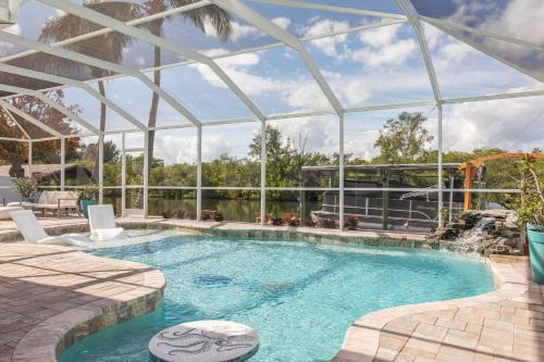 The Pearl - Pool w Screen on Canal - Boat Rental