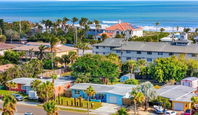 The Pelican Cove- <4 min walk to Cocoa Beach