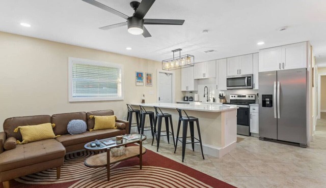 The Shark Tank: TownCenter, Walk to Ocean, Bars, Shops & Downtown Cocoa Beach