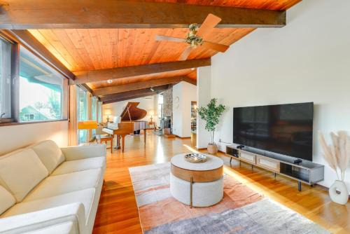 Trail Access On-Site: Gorgeous MCM Deck House!