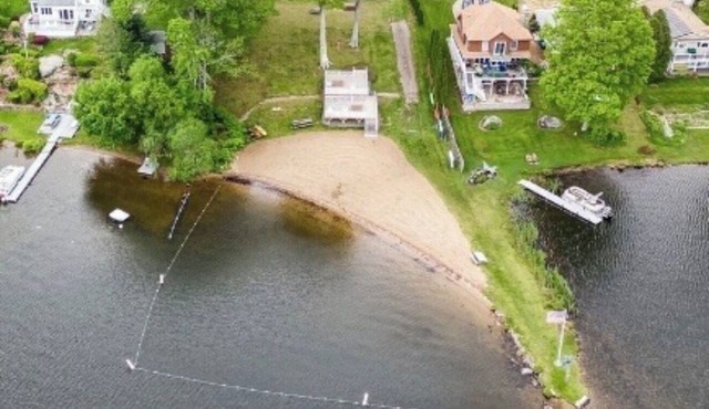 Tranquil 2-bedroom house with access to private neighborhood beach in Coventry
