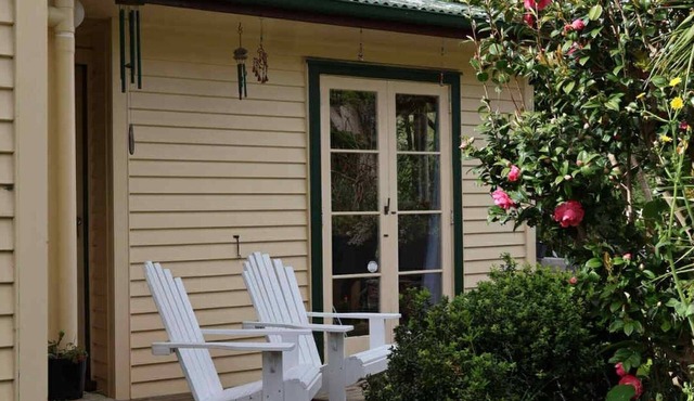 Tranquil Early 1900s Retreat in Auckland with Free Parking