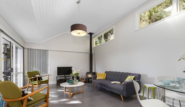 TREE TOP HIDEAWAY - SANDSPIT HOLIDAY HOME, with open fire in Sandspit