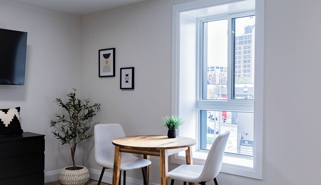Trendy 1 queen bed studio Prime Downtown location
