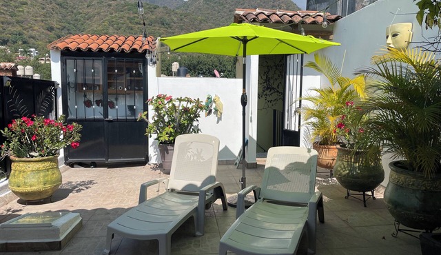 Tropical Oasis w/Spectacular Lake & Mountain Views A/C Walk to Everything!