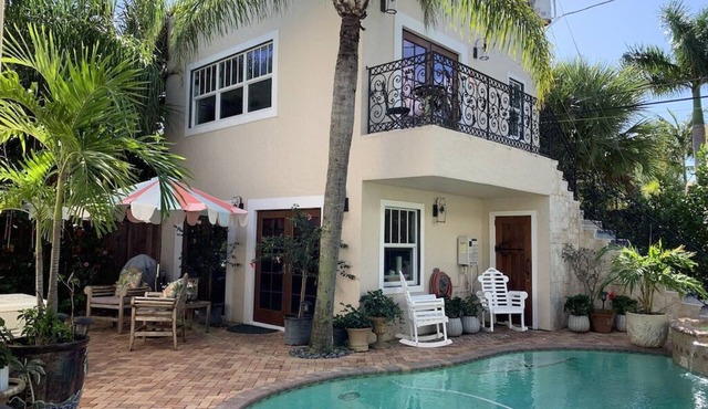tropical poolside cottage -minutes from beaches & downtown