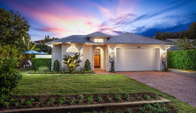 Ultimate Naples Getaway - Guest Cabana, Heated Pool & Walk to Everything