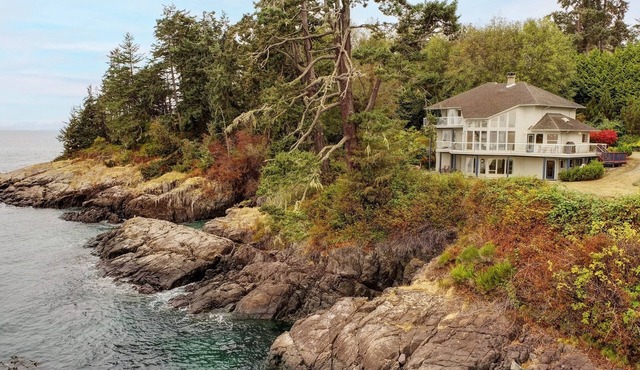 Unforgettable Oceanfront House on Vancouver Island