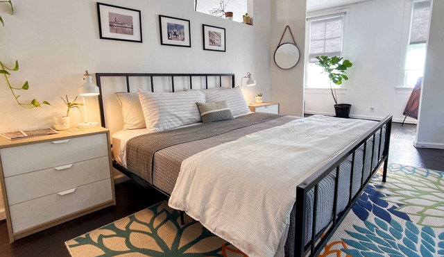 Vibrant Loft - Short Walk to French Quarter Ferry