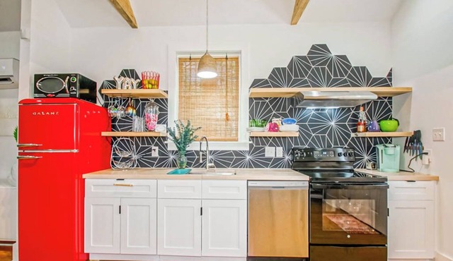 Vibrant Renovated Cottage - W/D, Off-Street Parking, Long Stays
