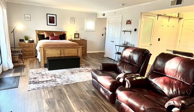 Villa Noir- 3 min from Mohegan Sun with fireplace, jacuzzi, sauna/pools, and spa