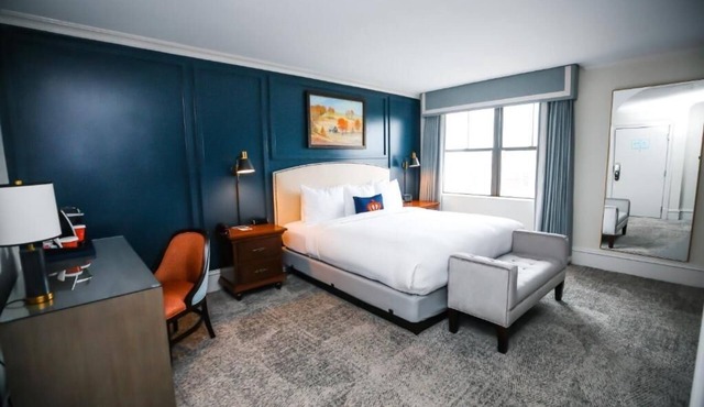 Vintage-Inspired Downtown Room Near Blumenthal Theaters and Events
