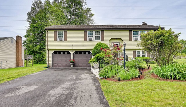 Vintage Windsor Home: Private Yard & Covered Deck