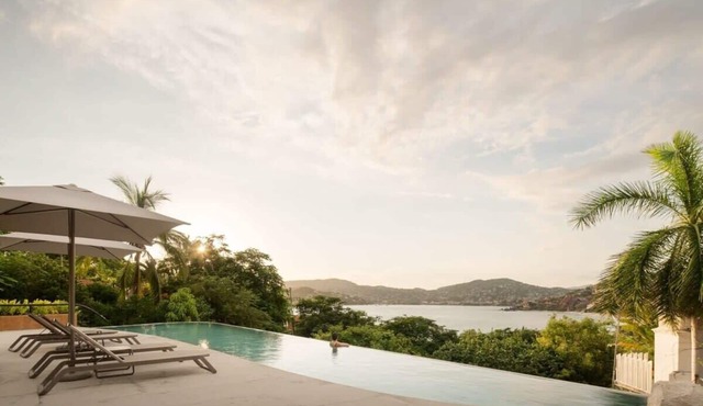 WALK to Beach - Luxury 2 bed 2 bath at Armadillo