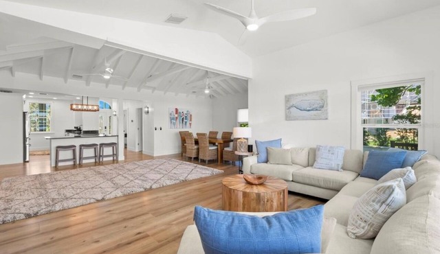 Water Front Home, with a short stroll to beach in Clearwater.