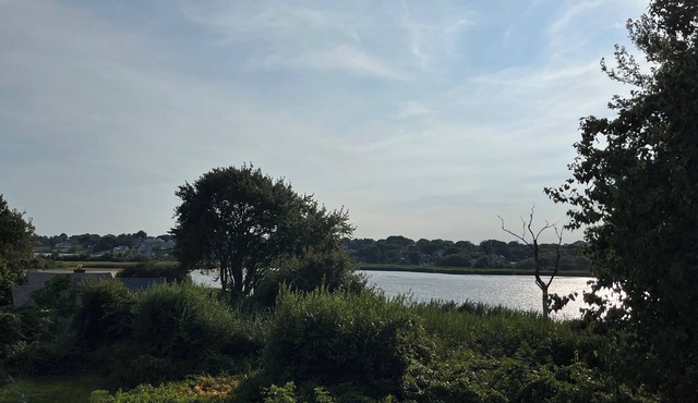 Waterfront 4 Bedroom House with Beautiful Views - Short Walk to Kelly Beach!