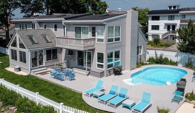 Waterfront 4 bedroom Home with Pool-Your Oasis