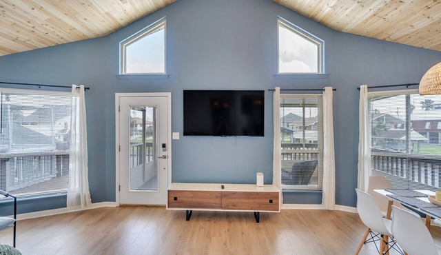 Waterfront, King Suite, Fully Stocked, Minutes from New Orleans, Pets Welcome