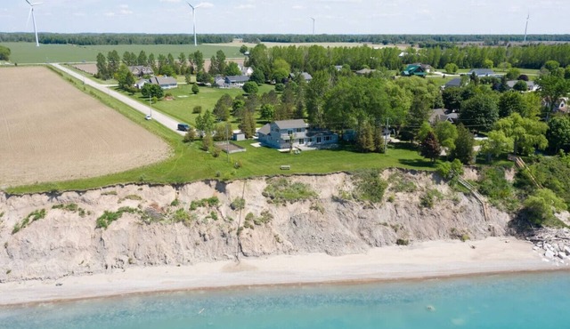 Waterfront/Private Beach w/Hot Tub by Grand Bend