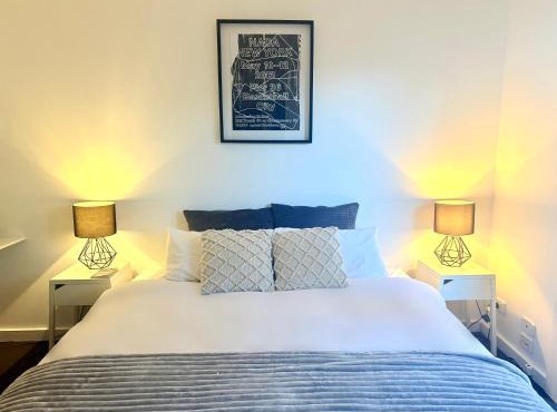Welcome to The Roy - Family home close to airport and train!