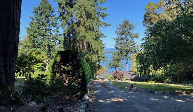 West facing Oceanfront cottage, 1 bedroom ; 4 kms from Victoria Int. Airport