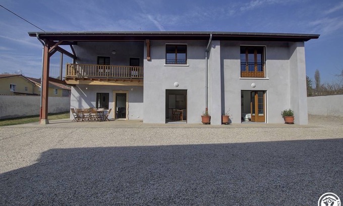 Perouges House | 200 m² Gîte ∙ 4 bedrooms ∙ 6 guests