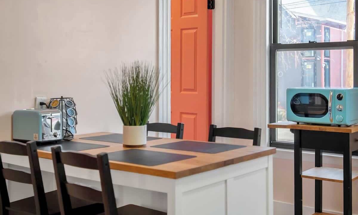 East Rock Apartment | PinkN'Peachy: East Rock 5 Mins from DT|Yale 5 beds