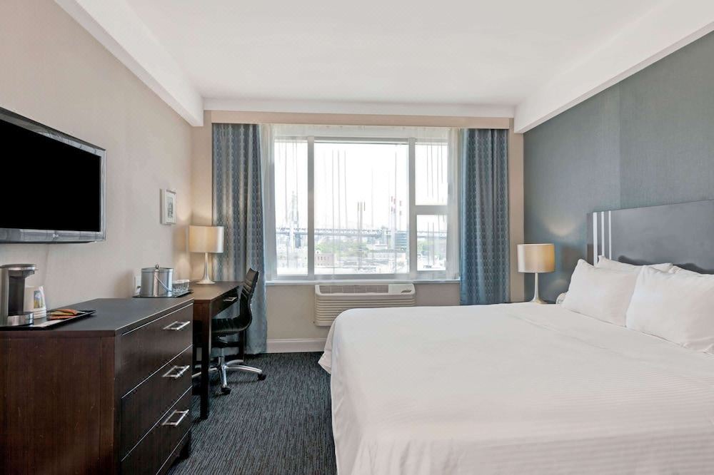 Photo of Bedroom in Hunters Point