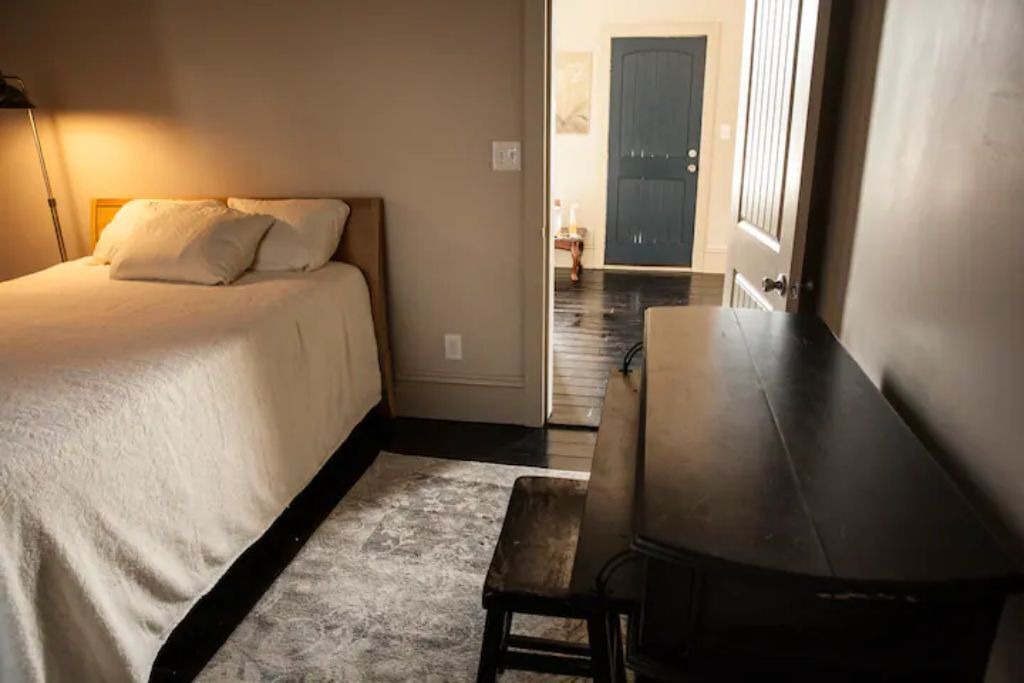 Photo of Bedroom in Central City