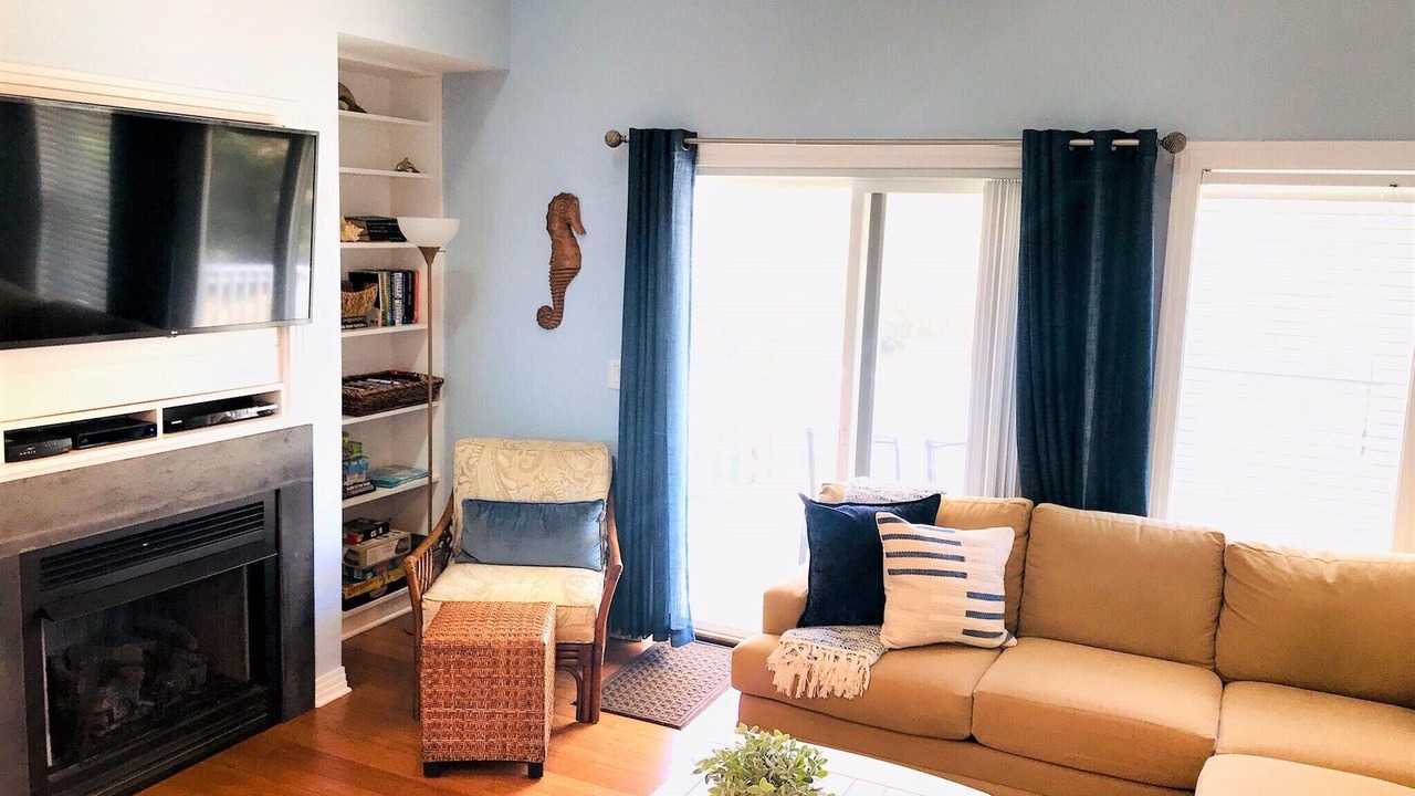 Photo of Livingroom in Bermuda Bay