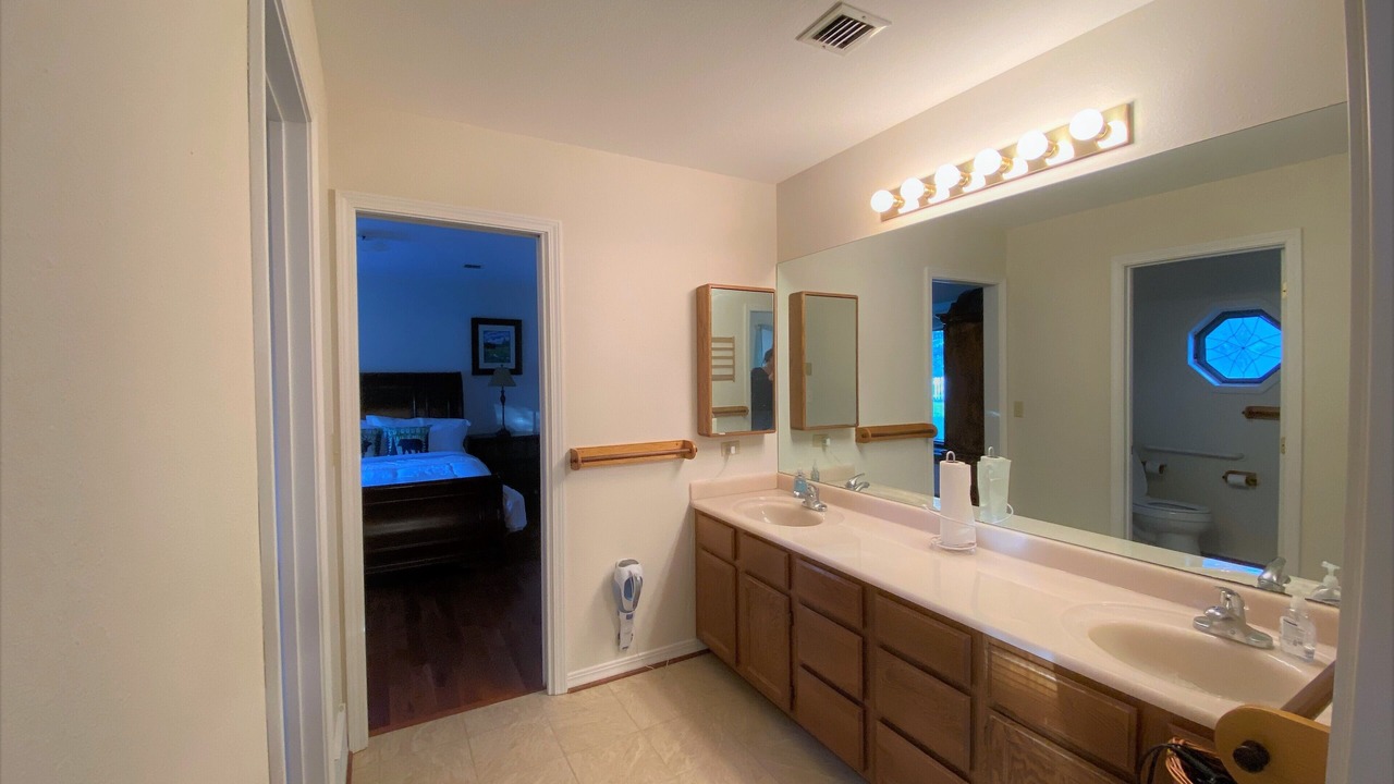 Photo of Bathroom in Lakeside