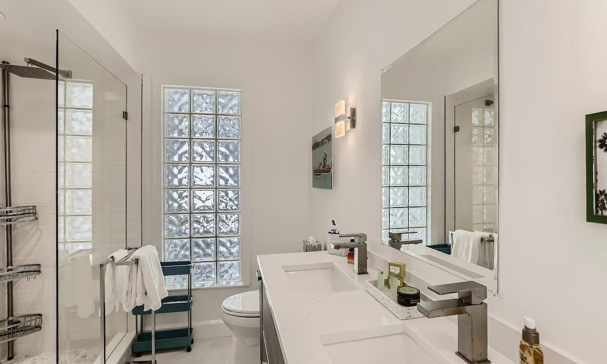 Photo of Bathroom in Flamingo Parks