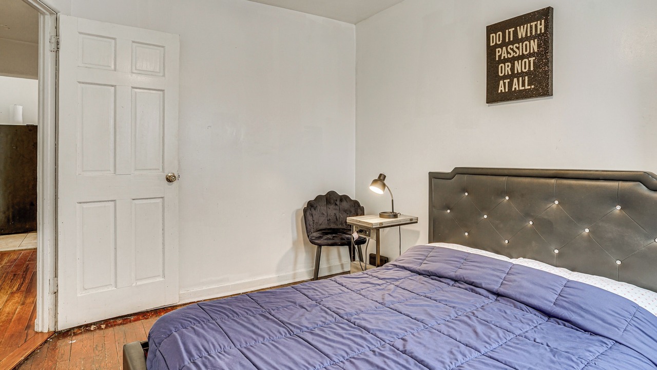Photo of Bedroom in Alden Manor