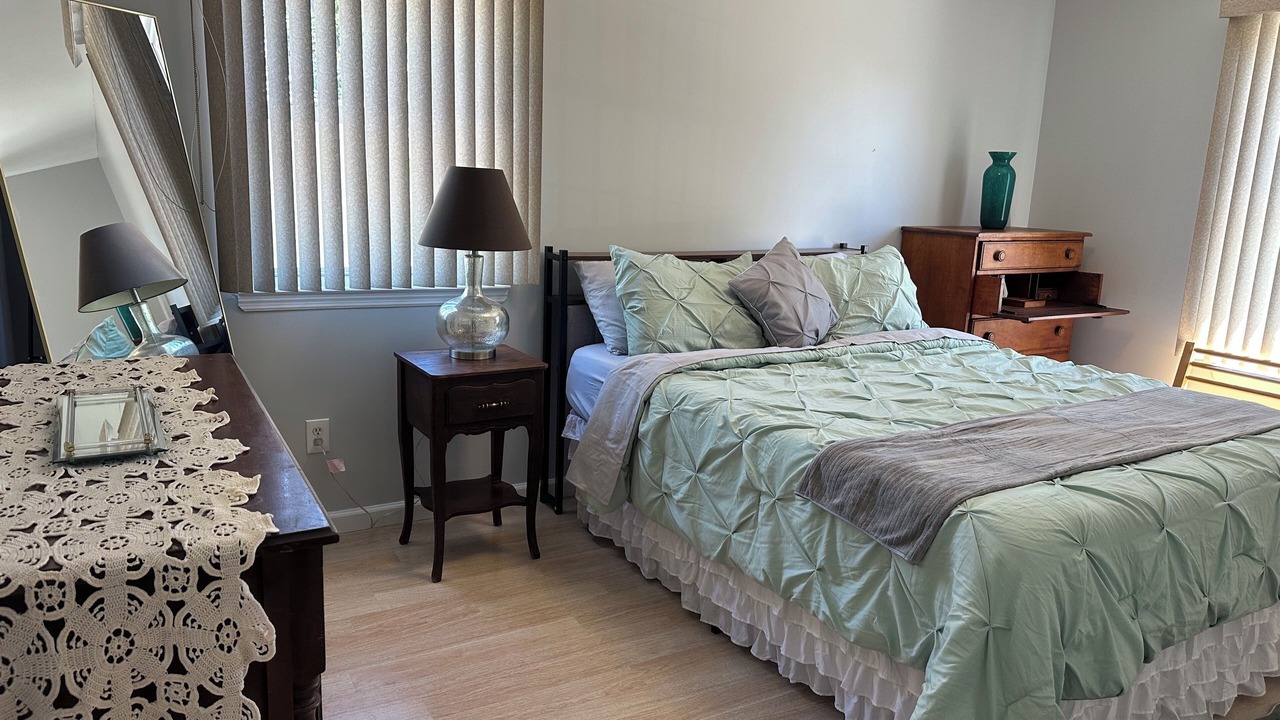 Photo of Bedroom in Alden Manor