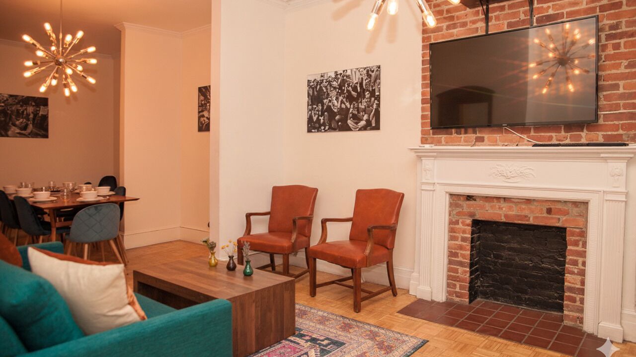 Photo of Livingroom in Sutton Place