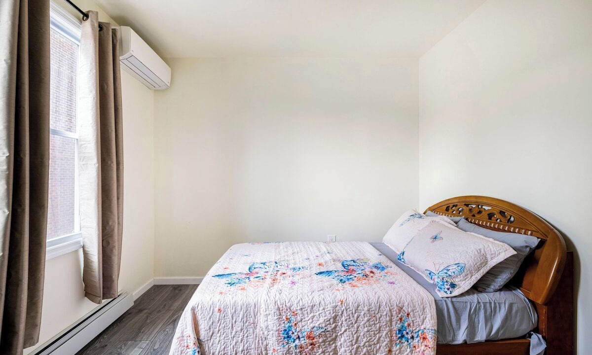 Photo of Bedroom in Jamaica Hills
