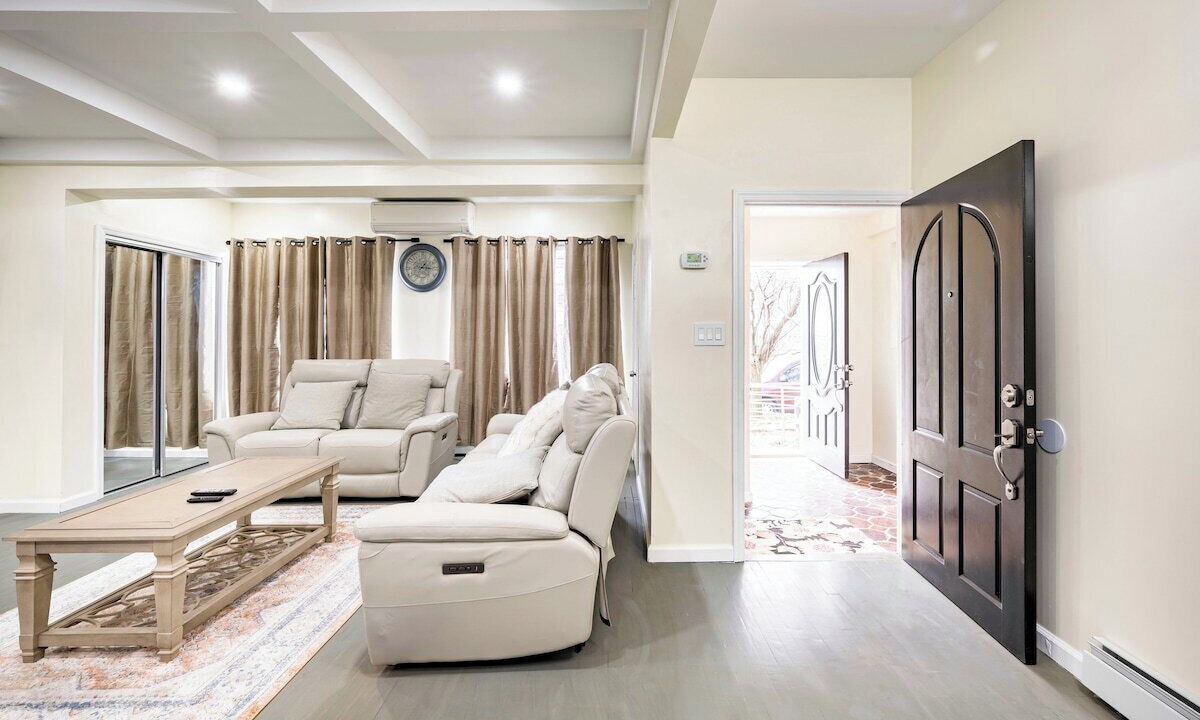 Photo of Livingroom in Jamaica Hills