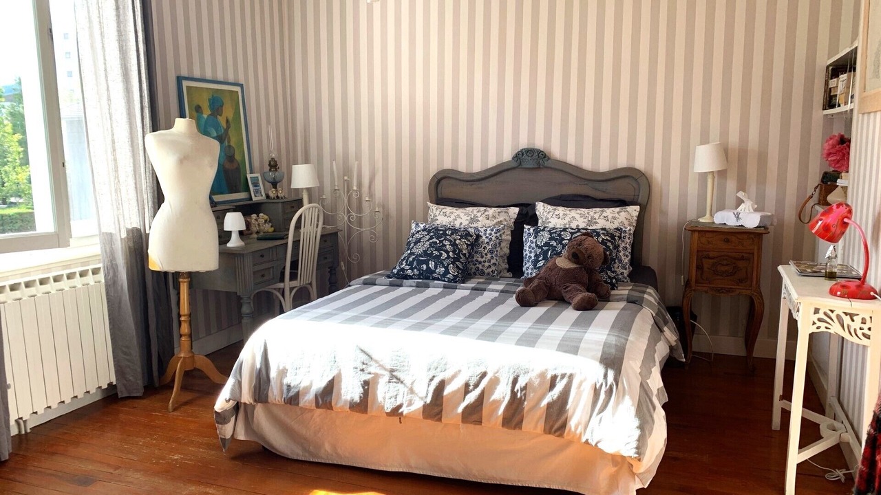 Photo of Bedroom in Novel