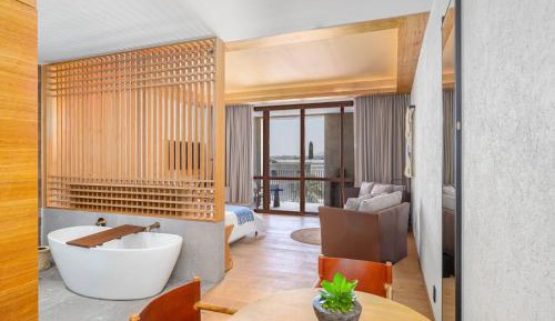 Deluxe King Room - Pool View