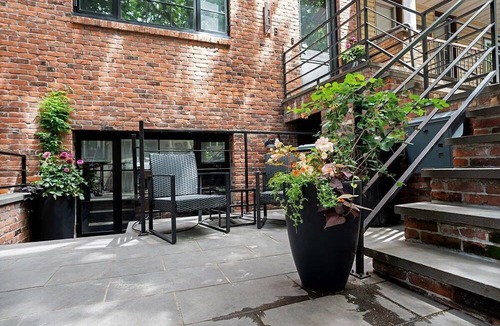 Williamsburg Apartment | Ainslie Manor by Rove Travel | 6BR TH w/Backyard