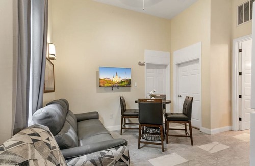Faubourg Lafayette Condo | Stylish and Spacious Urban Retreat in NOLA