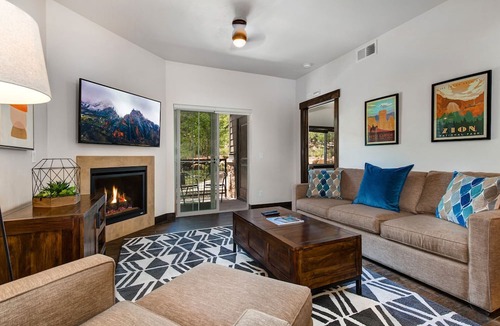 Bear Hollow Village Condo | Gym | Hot Tub & Seasonal Outdoor Pool | Bike Trail | Parking Garage